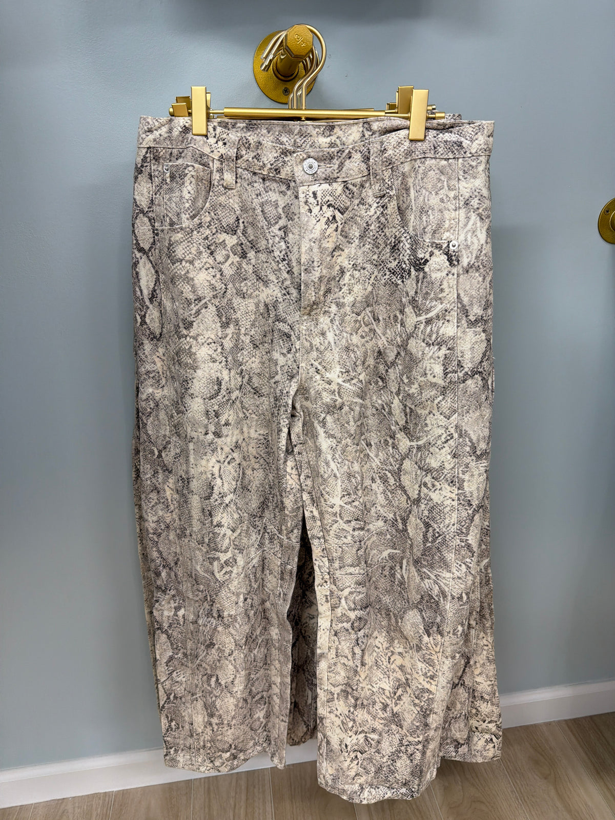 P2901 Entro Snake Print Pants
